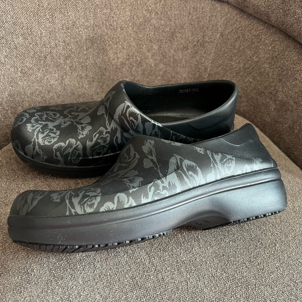 Crocs Neria pro ll women clogs size 10‎